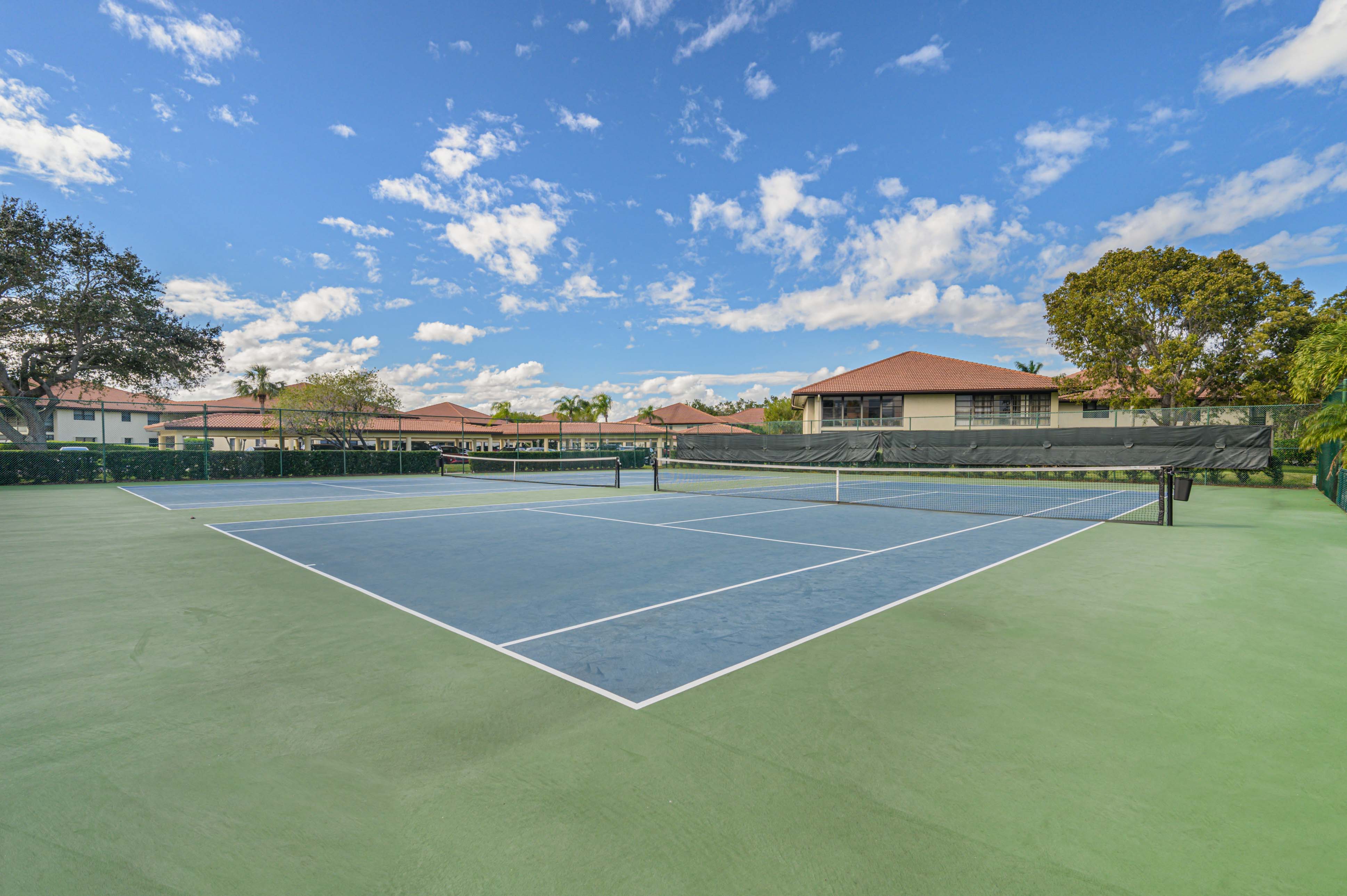 Condominium Tennis Courts&conn=none